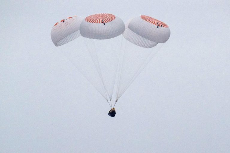 Astronautas regressam à Terra na SpaceX após cinco meses na Estação Espacial Internacional