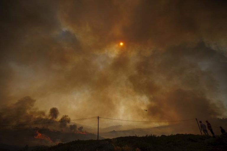 Incêndio em Ermidas-Sado está dominado