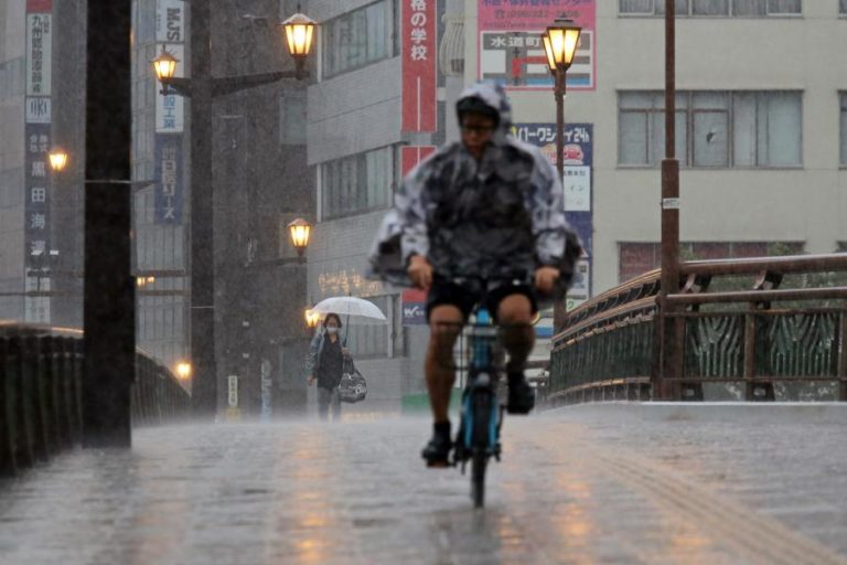 Chuvas torrenciais no sul do Japão provocam inundações e perturbações nos transportes