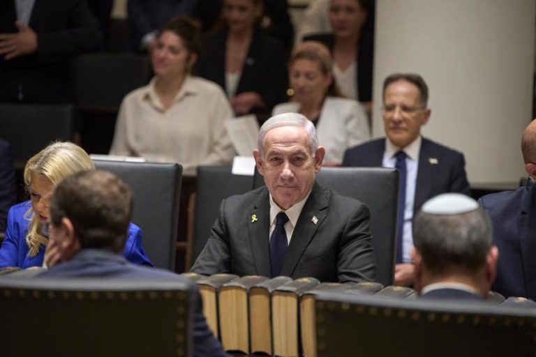 Justiça de Israel obriga Netanyahu a comparecer em tribunal a partir de novembro