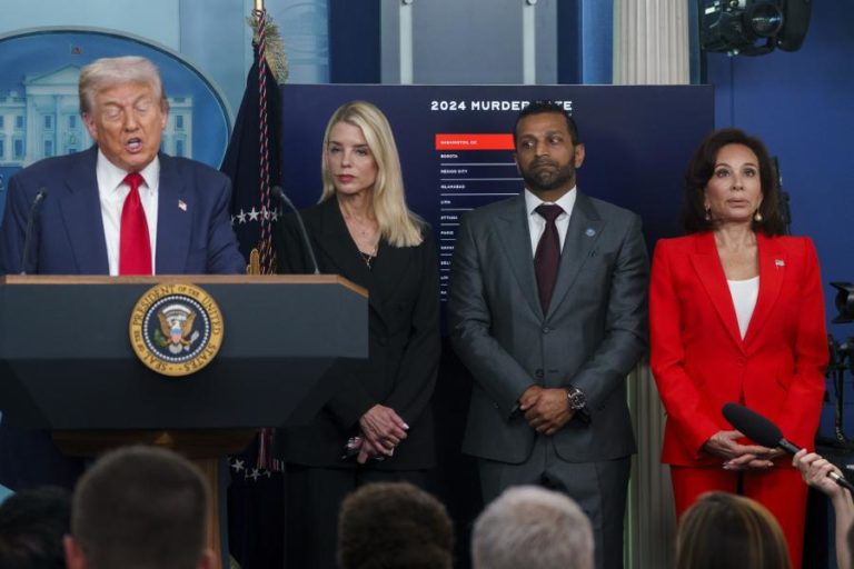 Trump ameaça autorizar “grande ação judicial” contra presidente da Fed