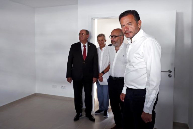 Inaugurados 49 fogos para realojar famílias de pescadores da Praia de Faro