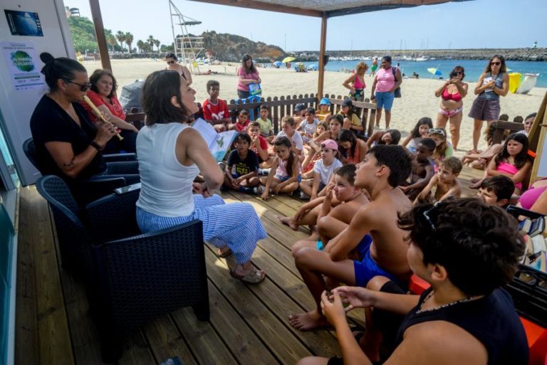 Contos musicados na areia da praia de Sines encantam miúdos e graúdos