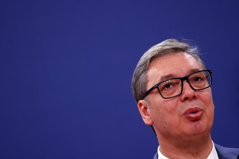 Presidente sérvio promete agir contra manifestantes que apelida de nazis