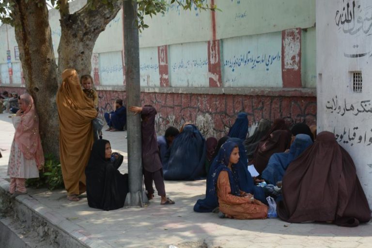 Êxodo afegão desde o Paquistão agrava-se com 78.000 retornados em quatro meses 