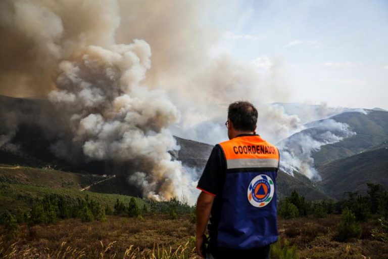Mais de 2.150 operacionais combatiam às 17:00 seis maiores fogos