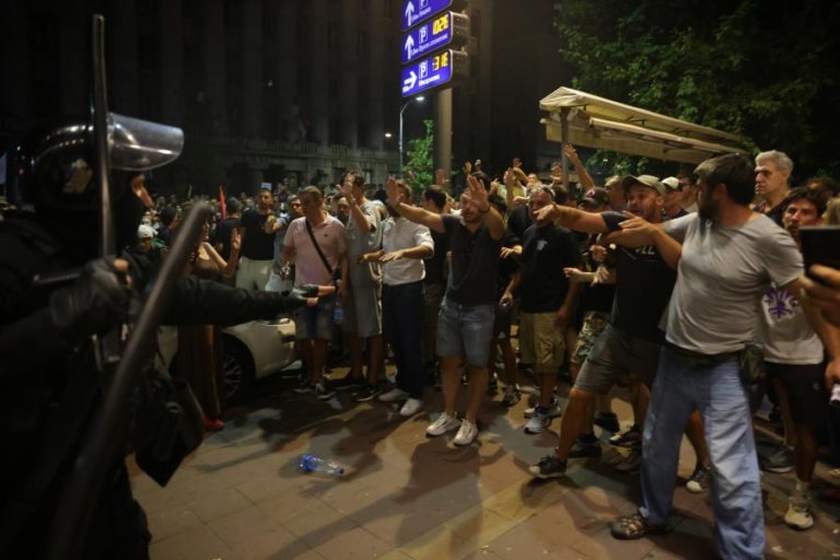 Autoridades contabiliazam mais de 100 feridos em novos protestos na Sérvia