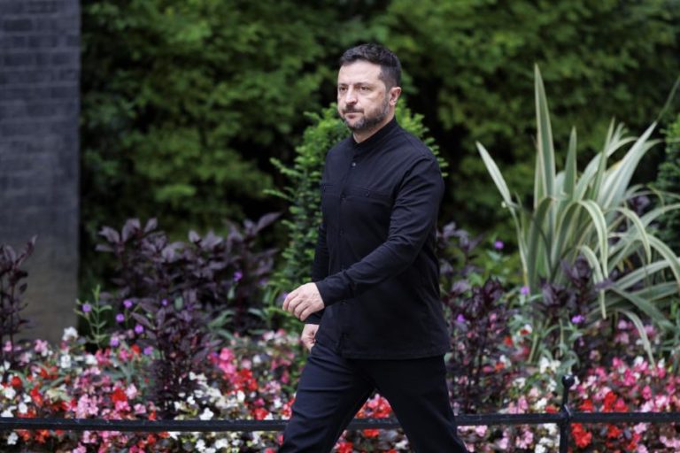 Zelensky diz que recusa da Rússia em aceitar cessar-fogo complica negociações de paz