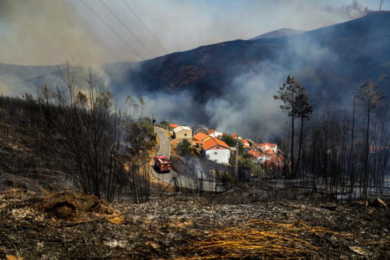 Uma dezena de casas de primeira habitação destruídas pelo fogo na região Centro