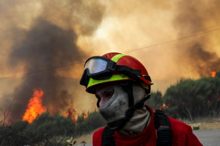 Mais de 3.200 operacionais combatiam nove principais incêndios às 08:00