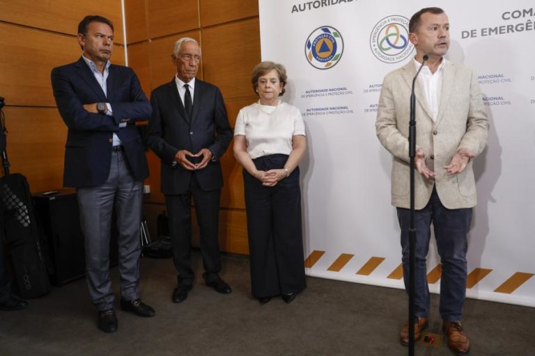 Aviões de combate a incêndios cedidos pela Suécia deverão chegar domingo