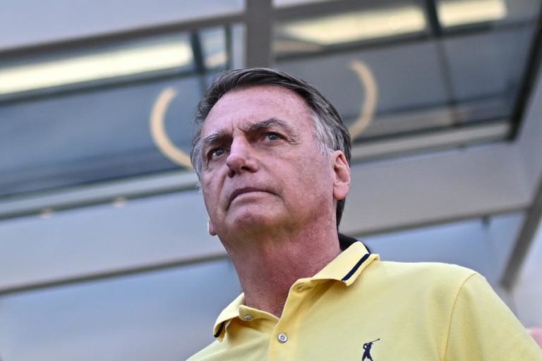 Supremo brasileiro ordena reforço da vigilância da casa de Bolsonaro