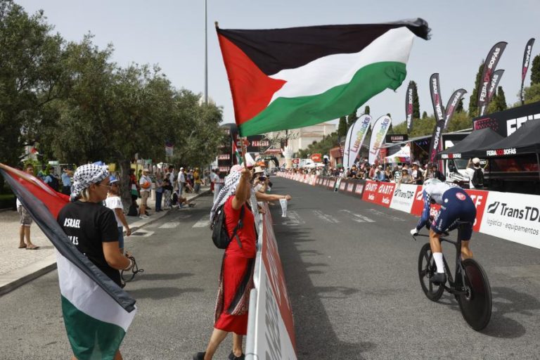 Manifestantes contestam israelitas na Volta a Portugal