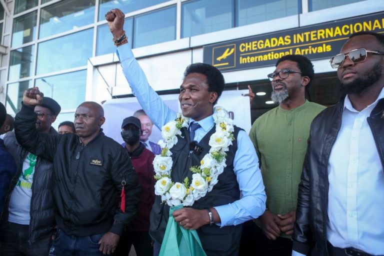 Venâncio Mondlane festeja partido no aeroporto de Maputo com polícia a disparar no exterior