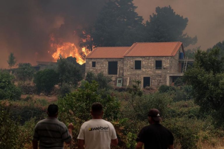 Confinamento devido ao fogo alargado à localidade de Bouça, na Covilhã