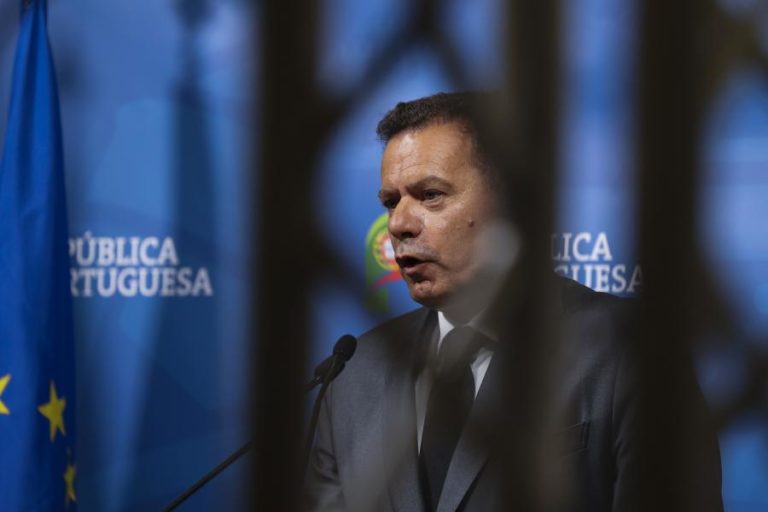 Primeiro-ministro no parlamento para debate sobre coordenação do combate aos fogos