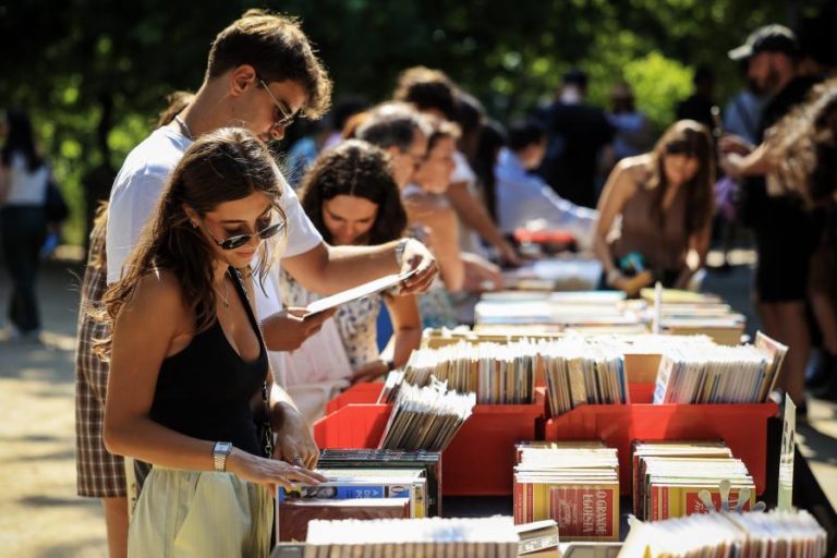 Feira do Livro do Porto arranca com expectativas altas e muitos visitantes