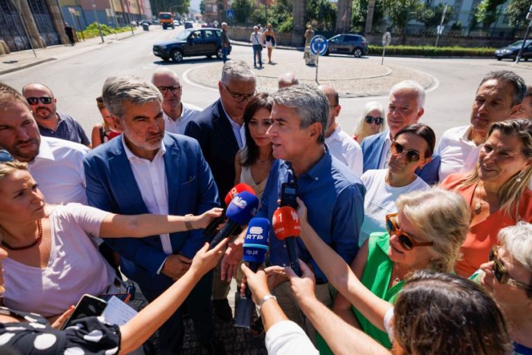 Líder do PS acusa Governo de apresentar “medidas avulso” para o país