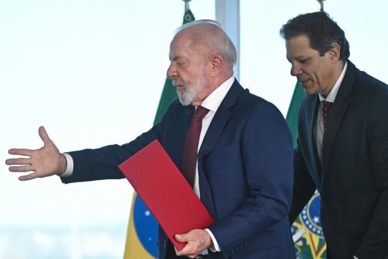 Presidente do Brasil critica grandes tecnológicas e novas ameaças de tarifas de Trump
