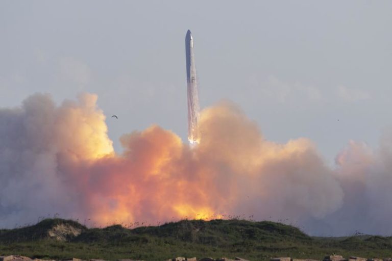 Starship da SpaceX completa décimo lançamento de teste após três falhas