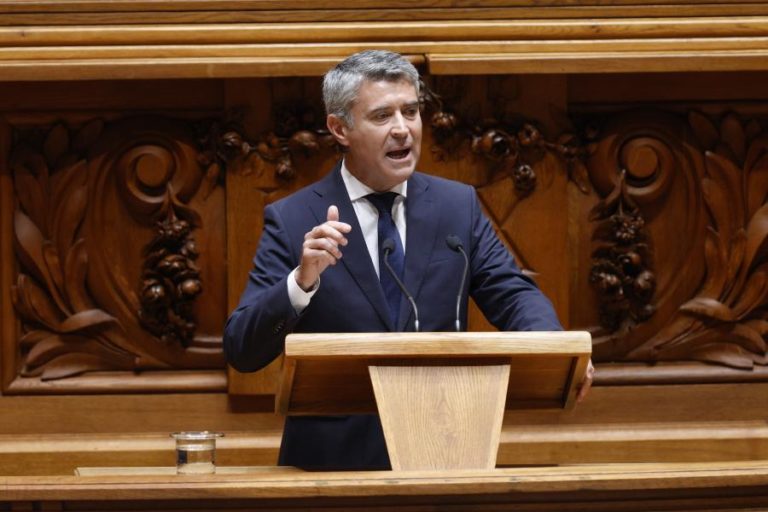 Líder socialista acusa Montenegro de insensibilidade e impreparação para responder sobre gestão dos incêndios