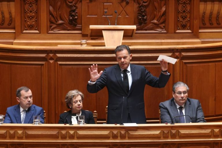 Montenegro nega que tenham sido retiradas verbas à floresta e diz que críticas são injustas