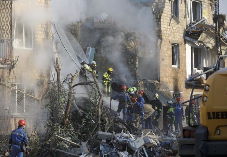 Rússia continua interessada em negociações mas continuará com ataques à Ucrânia