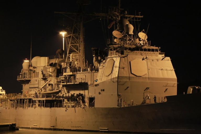 Navio de guerra dos EUA atravessa canal do Panamá em direção às Caraíbas