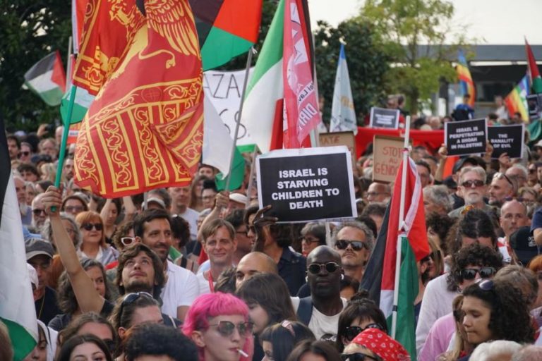 Milhares de pessoas marcharam rumo ao festival de Veneza em defesa da Palestina