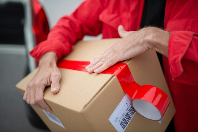 Encomendas do Canadá para os EUA sujeitas a impostos, enquanto fábrica anuncia encerramento