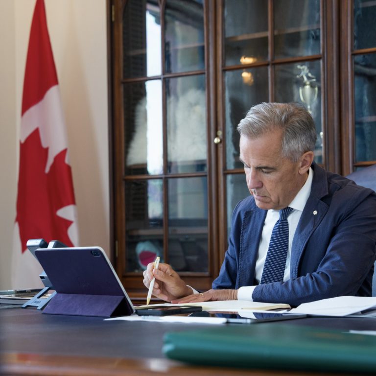 Sondagem revela que os canadianos continuam a apoiar os liberais