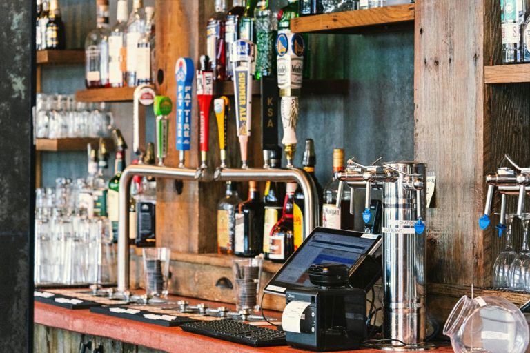 Indústria de bebidas alcoólicas dos EUA apela a retoma de venda no Canadá