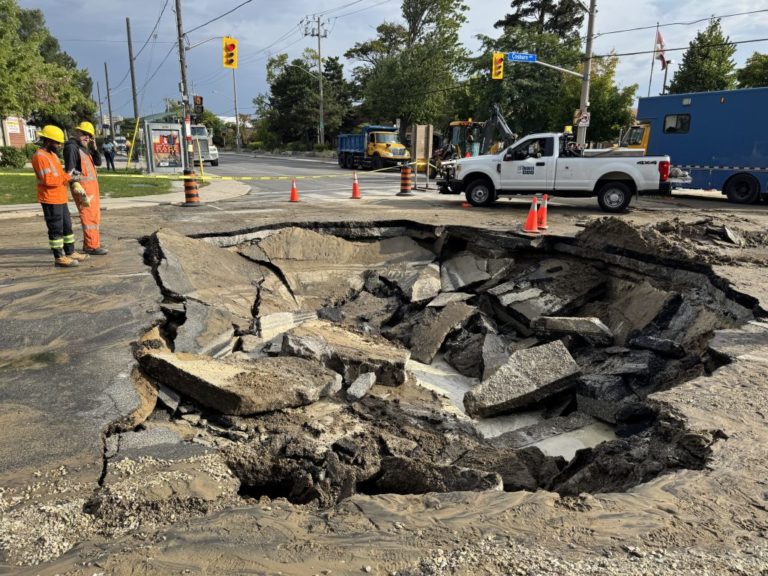 Buraco em Toronto: Cruzamento Fechado em Coxwell e Cosburn Após Rutura de Conduta
