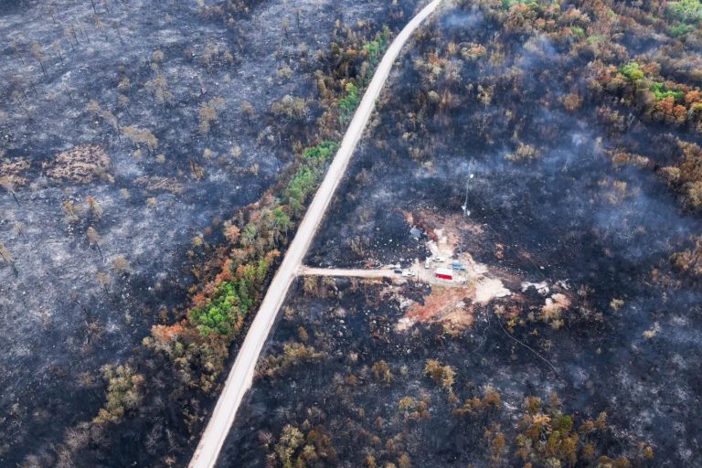 Incêndios florestais em Nova Scotia destroem duas dezenas de casas