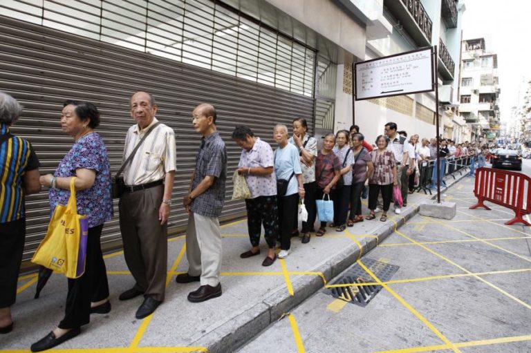 Residentes fogem ao calor para votar nas eleições para o parlamento de Macau