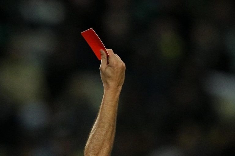 Benfica acusa arbitragem de beneficiar o Sporting de forma deliberada na I Liga