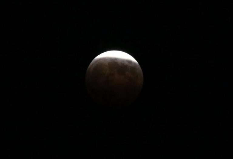 Domingo há eclipse total da Lua, mas “não será muito fácil” vê-lo em Portugal