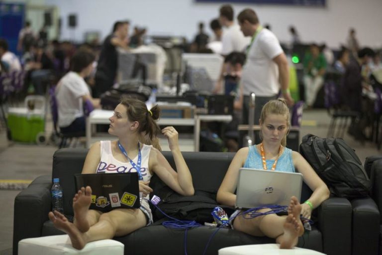 Human Rights Watch elogia Brasil por limitar utilização das redes sociais por menores