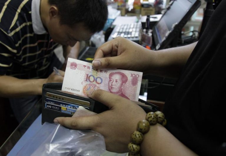 Moeda chinesa atinge valor mais alto face ao dólar desde eleição de Trump