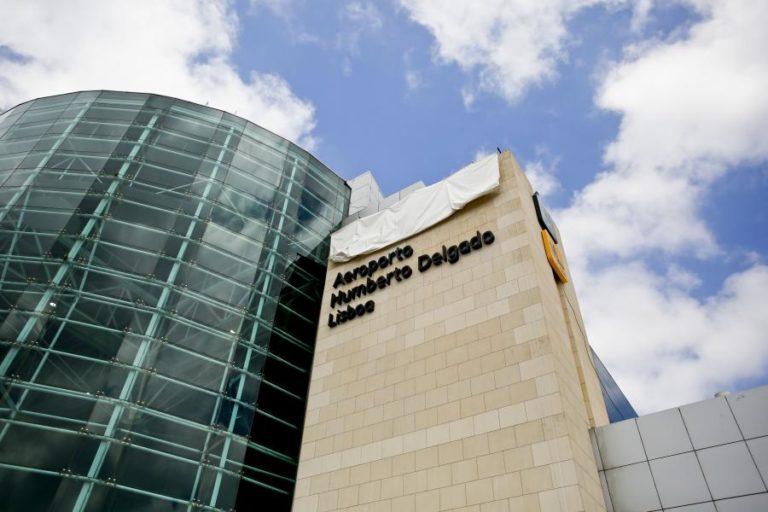 Estudantes guineenses retidos no aeroporto de Lisboa ameaçados de repatriamento até sexta-feira