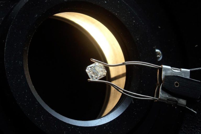 Angola vai leiloar por via eletrónica 36 diamantes