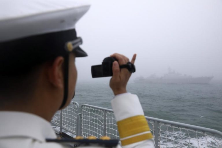 Pequim condena passagem de navios militares ocidentais no Estreito de Taiwan