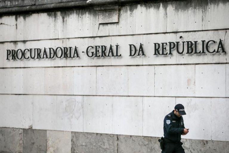 PGR abre inquérito a quebra de vidros no Sporting-FC Porto que causou 17 feridos