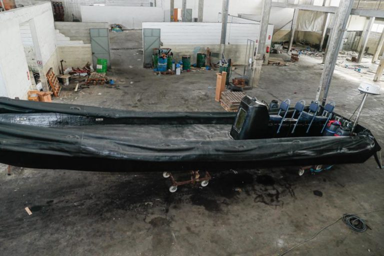 Parlamento aprova proposta que prevê prisão para donos de lanchas rápidas sem identificação