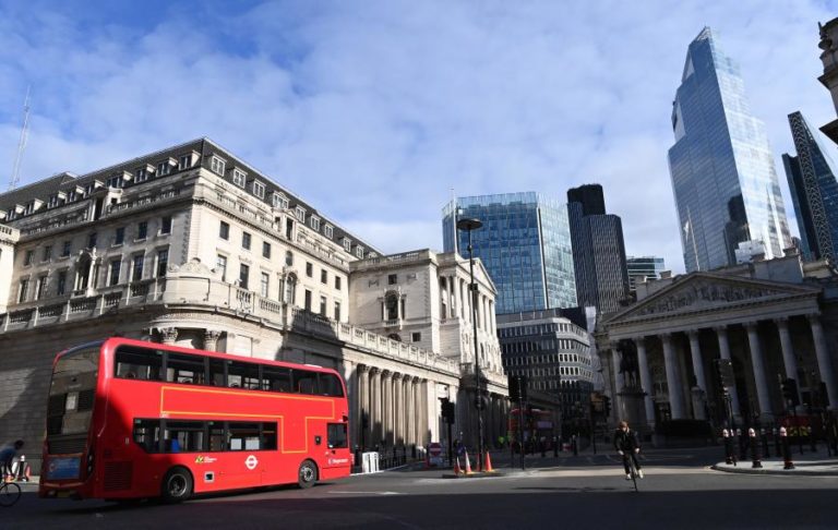 Pelo menos 17 feridos em acidente de autocarro em Londres – polícia 