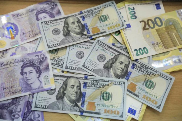 Euro supera 1,18 dólares e bate máximos de quatro anos