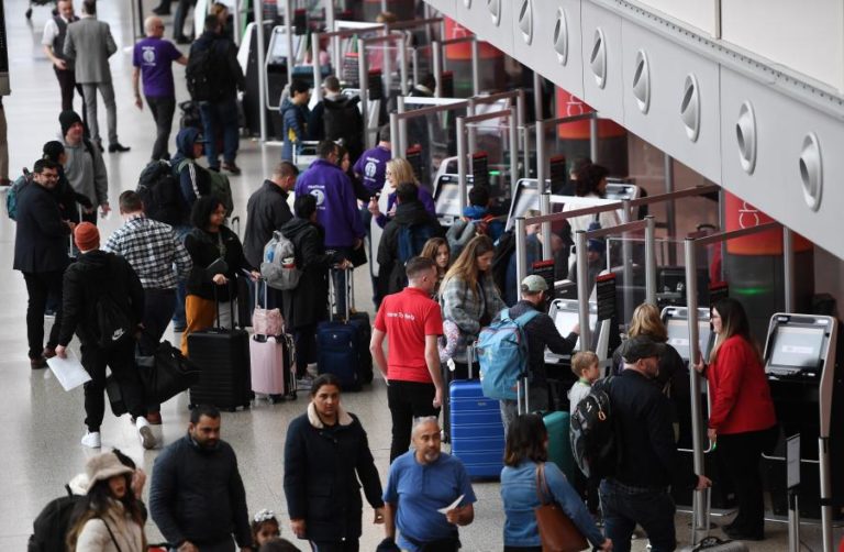 Problemas técnicos em vários aeroportos da Europa atrasam e cancelam voos