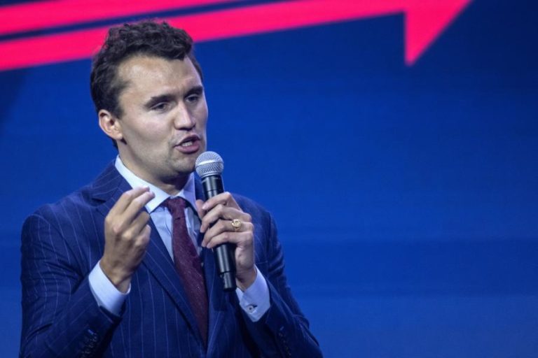 Ativista conservador Charlie Kirk morre após ser baleado num evento universitário em Utah