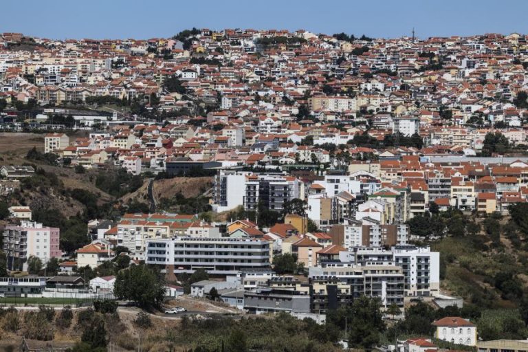 Taxa Euribor mantém-se a três meses, sobe a seis e desce a 12 meses