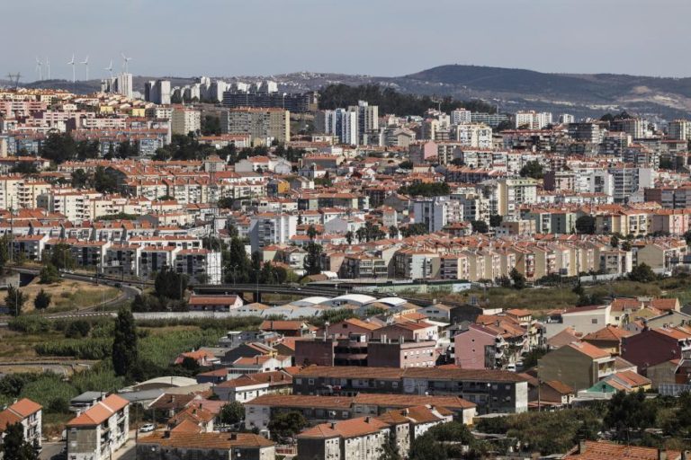 Taxa Euribor desce a três e a 12 meses e sobe a seis meses